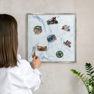 Tabule na magnety z dovolené ve stříbrném rámu Mramorový design