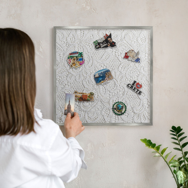 Tabule na magnety z dovolené ve stříbrném rámu Prolamovaná elegance