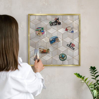 Magnetické tabule na magnety v zlatém rámu Krychlové pozadí