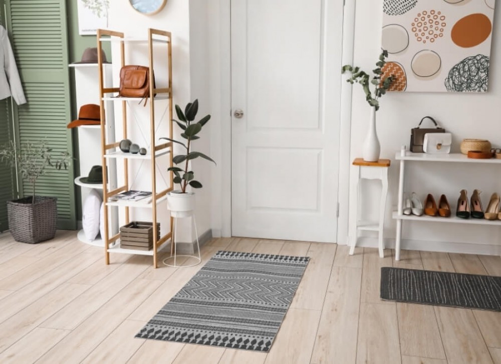 Podlaha v předsíni – keramická dlažba, panely a koberce