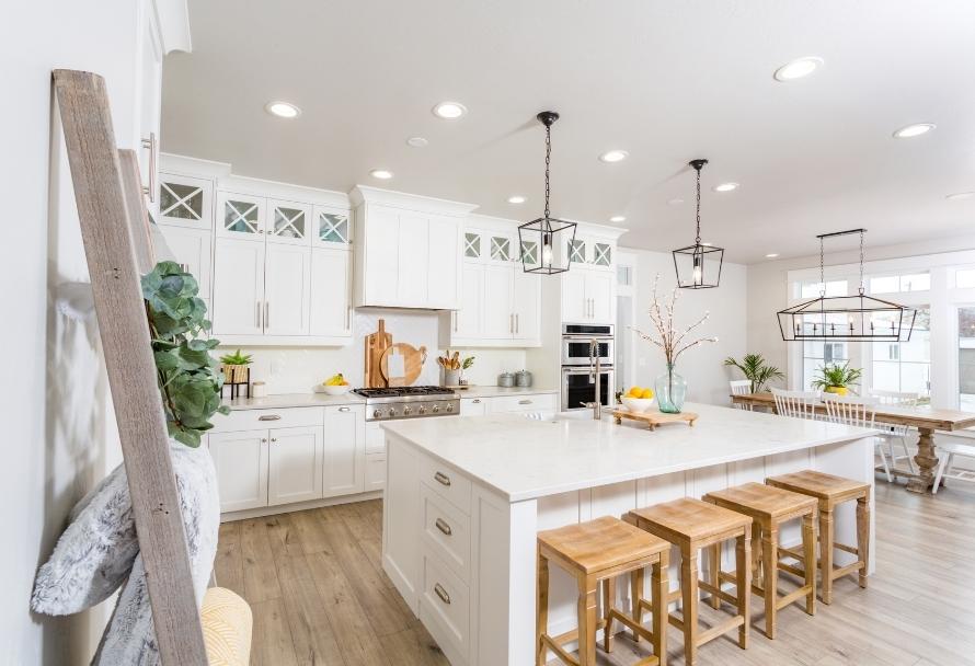 Bílá kuchyň – nápady, které ukazují, že neutrální barvy nikdy nevyjdou z módy