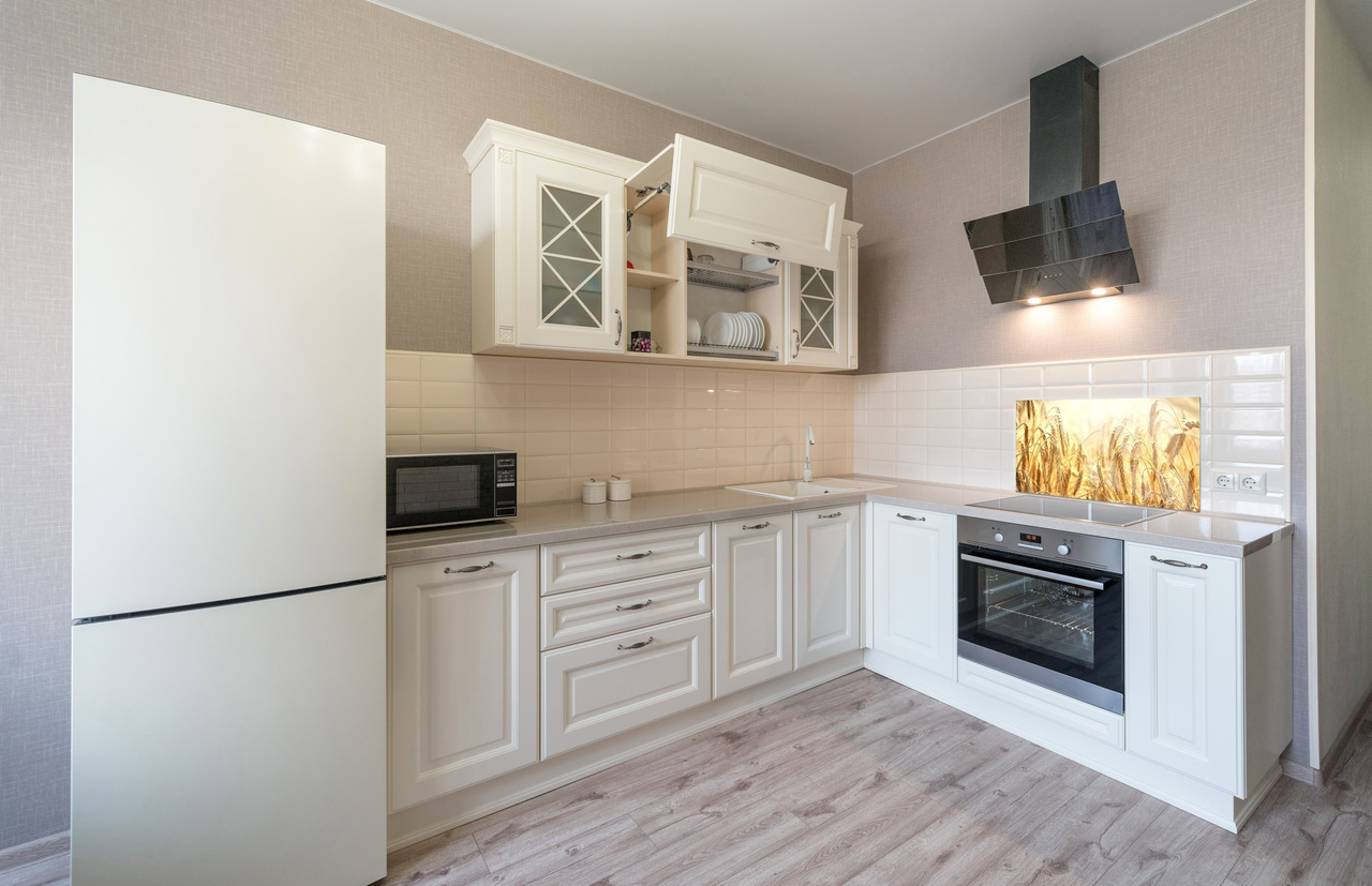 Jak namontovat skleněné panely v kuchyni?