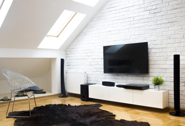 Jak uspořádat zeď s televizí? Zajímavé nápady pro prostor kolem televizoru